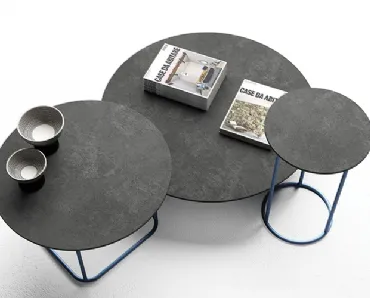 Tavolini rotondi con top in cemento antracite Circus di Minotti Italia