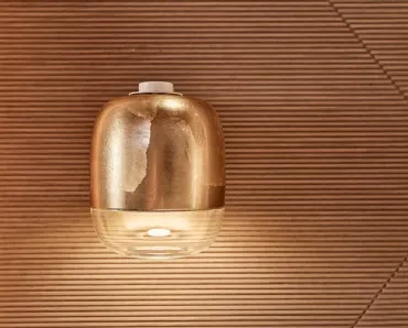 Lampada da parete in vetro soffiato e foglia oro Gong di Prandina