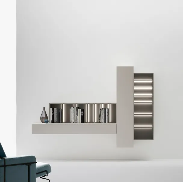 Libreria di design sospesa caratterizzata da moduli orizzontali e verticali aperti e chiusi che si intrecciano di Caccaro