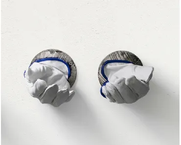 Libreria di design Mimi in fusione di alluminio con guanti da lavoro di Minotti Italia