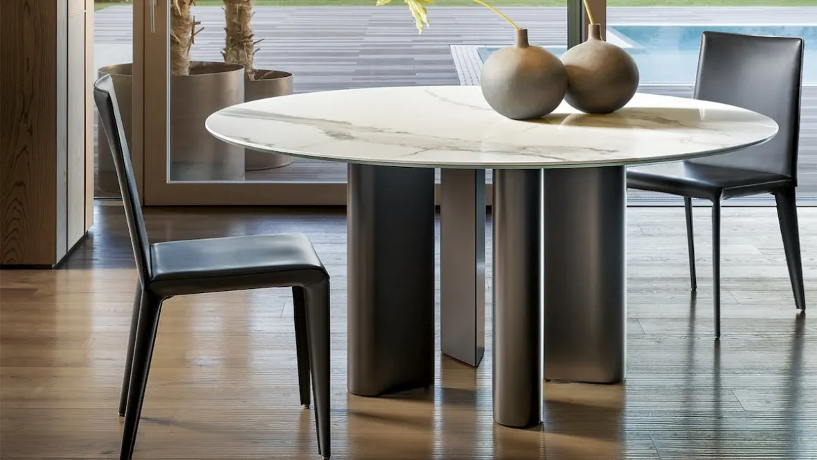 Tavolo rotondo Geometric Table con piano in ceramica e base in metallo di Bonaldo