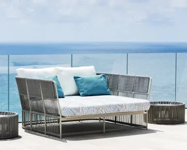 Divano Tibidabo Daybed Compact in fibra sintetica e alluminio di Varaschin