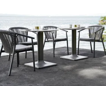 Poltroncina e Tavolo con struttura in alluminio, seduta in PVC e schienale in cordino sintetico Smart di Varaschin